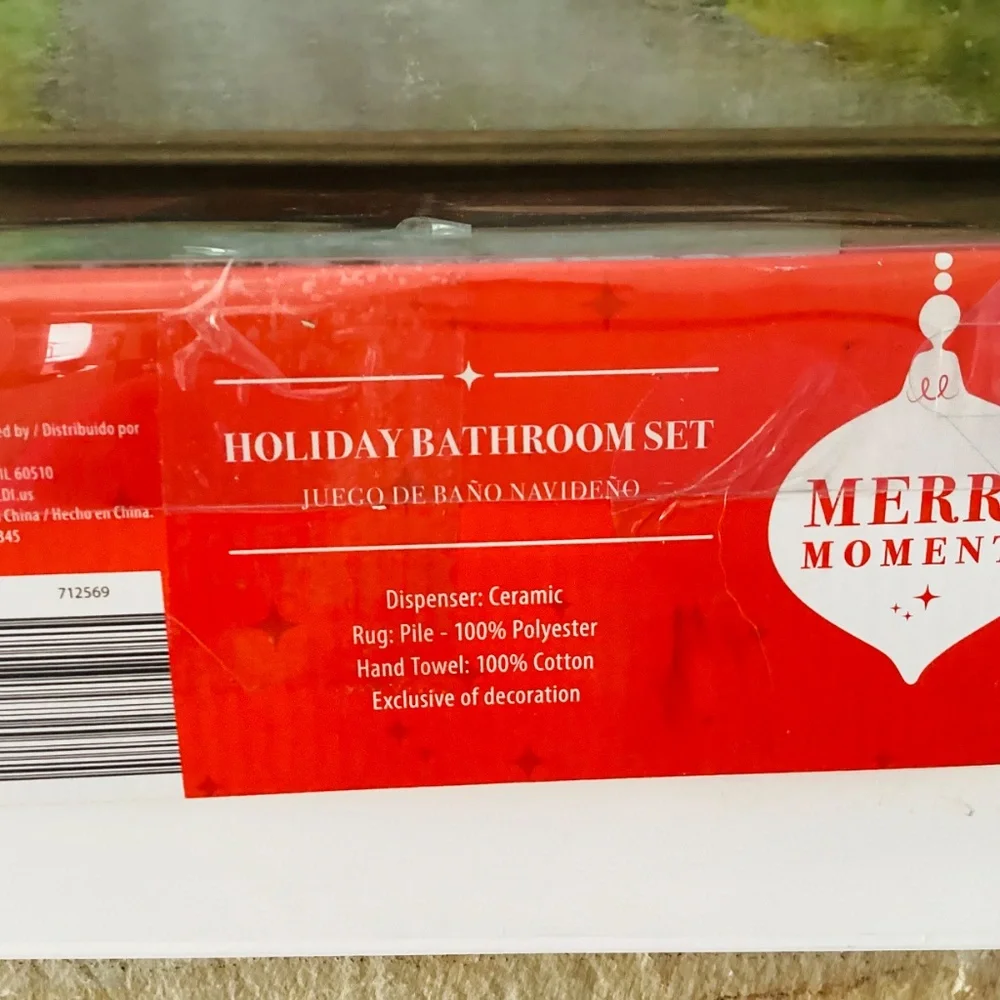 Merry Moments Holiday Bathroom Set 4pc Rug Towels Lotion Dispenser Christmas Dec